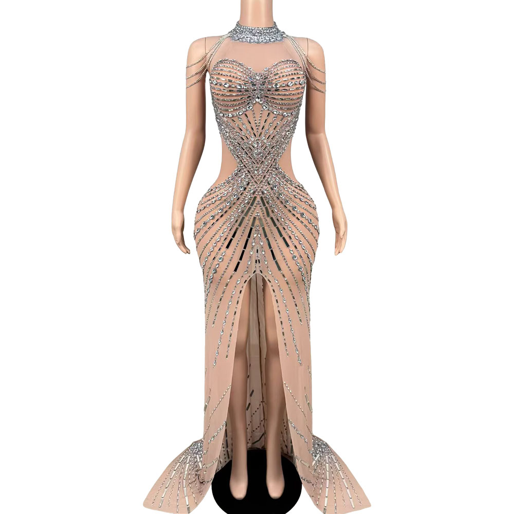 Women Fashion Photoshoot - Gaun Panjang Mewah Berhias Rhinestone Berkilau