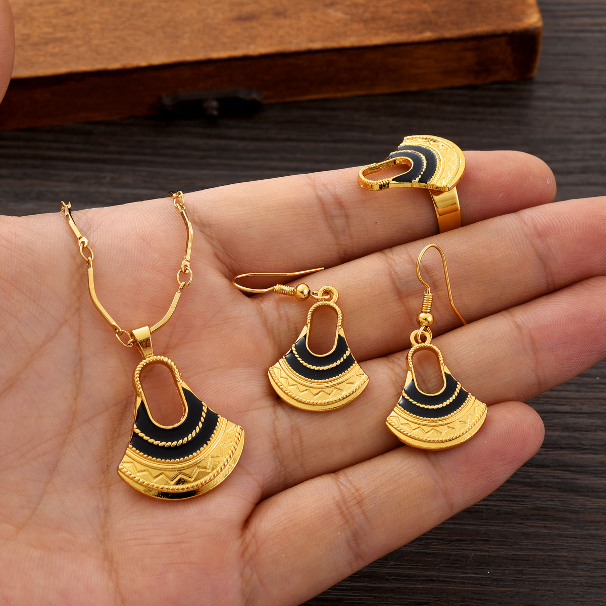 Women Fashion Png - Set Perhiasan Warna Emas PNG untuk